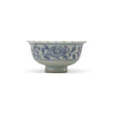 A SMALL BLUE AND WHITE 'FLORAL' BOWL - фото 1