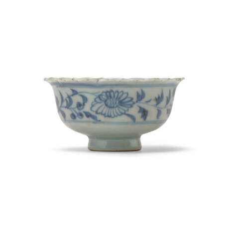 A SMALL BLUE AND WHITE 'FLORAL' BOWL - фото 2