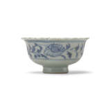 A SMALL BLUE AND WHITE 'FLORAL' BOWL - фото 2