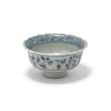 A SMALL BLUE AND WHITE 'FLORAL' BOWL - фото 3