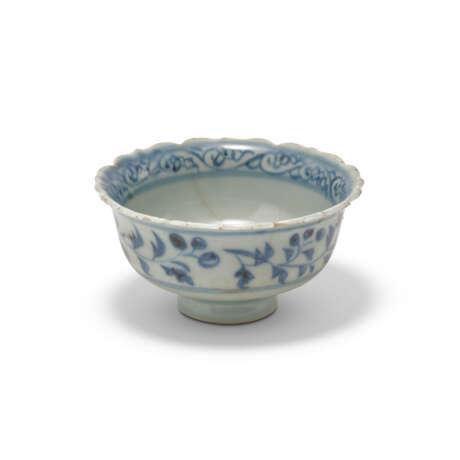 A SMALL BLUE AND WHITE 'FLORAL' BOWL - фото 3