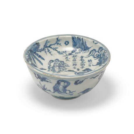 A BLUE AND WHITE INSCRIBED ‘FIGURAL’ WARMING BOWL - фото 1