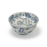 A BLUE AND WHITE INSCRIBED ‘FIGURAL’ WARMING BOWL - Foto 1