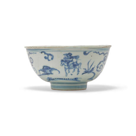 A BLUE AND WHITE INSCRIBED ‘FIGURAL’ WARMING BOWL - Foto 2