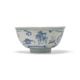 A BLUE AND WHITE INSCRIBED ‘FIGURAL’ WARMING BOWL - фото 2