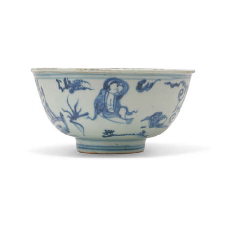 A BLUE AND WHITE INSCRIBED ‘FIGURAL’ WARMING BOWL - фото 3