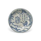 A BLUE AND WHITE INSCRIBED ‘FIGURAL’ WARMING BOWL - Foto 4