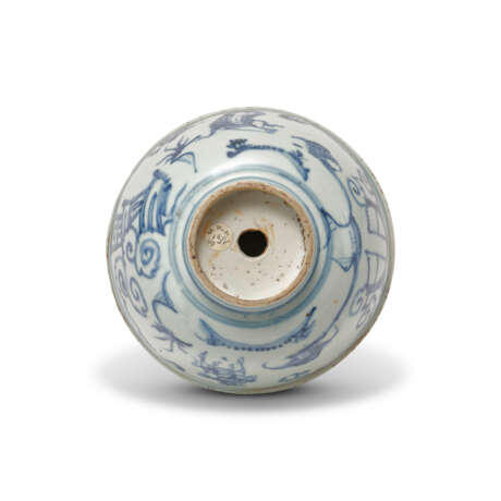 A BLUE AND WHITE INSCRIBED ‘FIGURAL’ WARMING BOWL - Foto 5