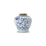 A SMALL BLUE AND WHITE ‘DRAGON AND FLOWER’ JAR - фото 1