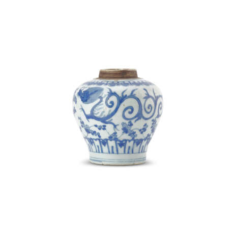 A SMALL BLUE AND WHITE ‘DRAGON AND FLOWER’ JAR - фото 1