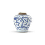 A SMALL BLUE AND WHITE ‘DRAGON AND FLOWER’ JAR - фото 2