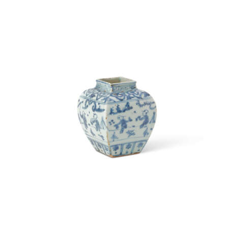 A BLUE AND WHITE ‘BOYS’ SQUARE JAR - Foto 1