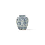 A BLUE AND WHITE ‘BOYS’ SQUARE JAR - Foto 5