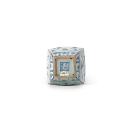 A BLUE AND WHITE ‘BOYS’ SQUARE JAR - Foto 6