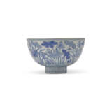 A BLUE AND WHITE ‘LOTUS’ BOWL - фото 1