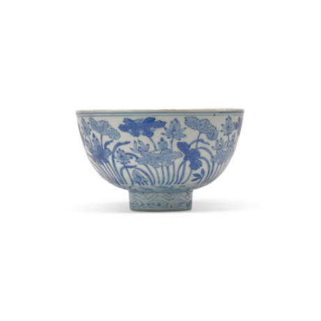 A BLUE AND WHITE ‘LOTUS’ BOWL - фото 1