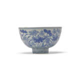 A BLUE AND WHITE ‘LOTUS’ BOWL - фото 2