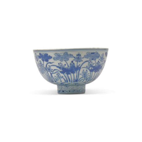 A BLUE AND WHITE ‘LOTUS’ BOWL - фото 3