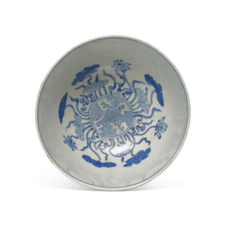 A BLUE AND WHITE ‘LOTUS’ BOWL - фото 4