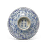 A BLUE AND WHITE ‘LOTUS’ BOWL - фото 5