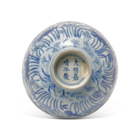 A BLUE AND WHITE ‘LOTUS’ BOWL - photo 5