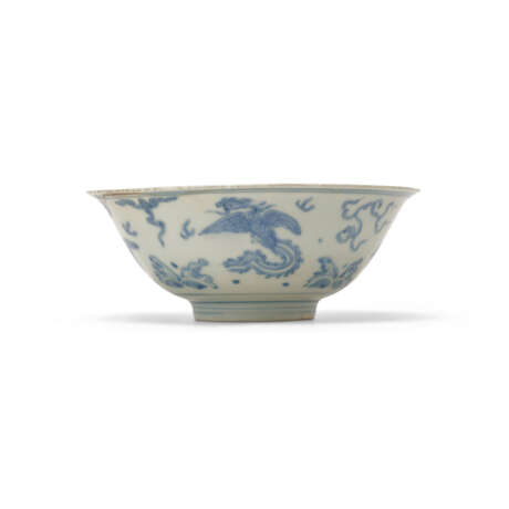 A BLUE AND WHITE ‘PHOENIX’ BOWL - Foto 1