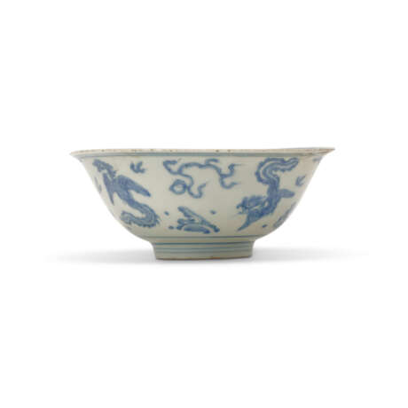 A BLUE AND WHITE ‘PHOENIX’ BOWL - фото 2