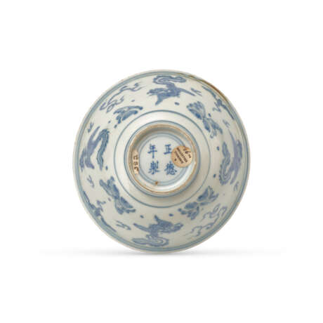 A BLUE AND WHITE ‘PHOENIX’ BOWL - фото 4