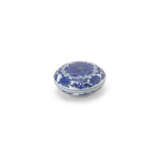 A SMALL BLUE AND WHITE ‘BAJIXIANG AND FLOWER’ CIRCULAR BOX AND COVER - Foto 1