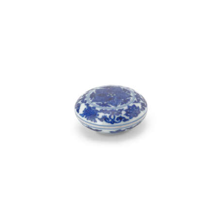 A SMALL BLUE AND WHITE ‘BAJIXIANG AND FLOWER’ CIRCULAR BOX AND COVER - Foto 1