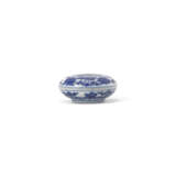 A SMALL BLUE AND WHITE ‘BAJIXIANG AND FLOWER’ CIRCULAR BOX AND COVER - Foto 2