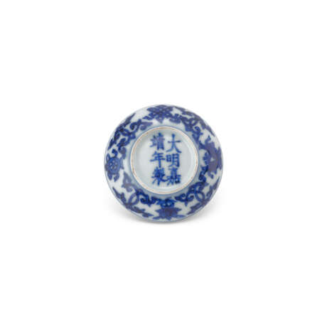 A SMALL BLUE AND WHITE ‘BAJIXIANG AND FLOWER’ CIRCULAR BOX AND COVER - Foto 4