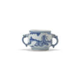 A SMALL BLUE AND WHITE ‘IMMORTAL’ DRAGON-HANDLED INCENSE BURNER - фото 2