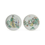 TWO GILT-DECORATED FAMILLE VERTE ‘LADY AND BOY’ DISHES - Foto 1