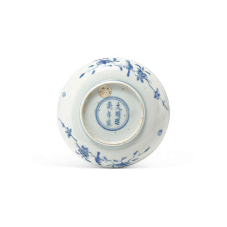 A BLUE AND WHITE ‘IMMORTAL’ DISH - Foto 2