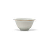 A MOULDED WHITE-GLAZED ‘FISH’ BOWL - Foto 3