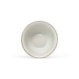 A MOULDED WHITE-GLAZED ‘FISH’ BOWL - Foto 4