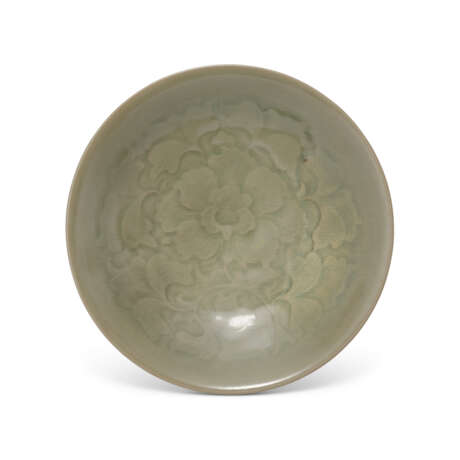 A CARVED AND MOULDED YAOZHOU CELADON ‘PEONY’ BOWL - фото 1