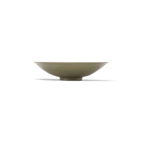 A CARVED AND MOULDED YAOZHOU CELADON ‘PEONY’ BOWL - фото 2