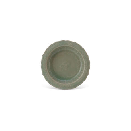 A MOULDED CELADON ‘BIRD' BARBED-RIM DISH - фото 1