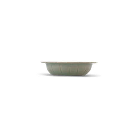 A MOULDED CELADON ‘BIRD' BARBED-RIM DISH - фото 2