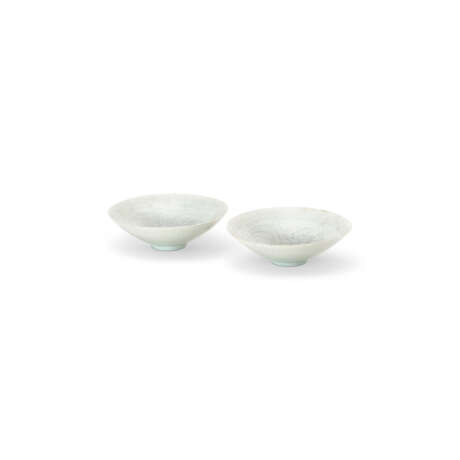 A PAIR OF QINGBAI ‘BOY’ SHALLOW BOWLS - фото 3