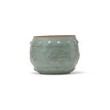 A MOULDED LONGQUAN CELADON ‘PEONY’ DRUM-SHAPED JAR - фото 2