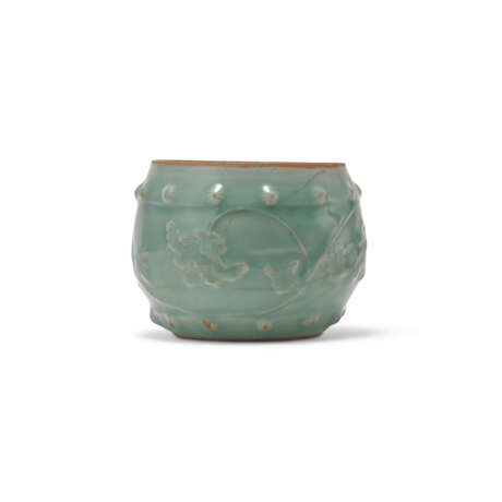 A MOULDED LONGQUAN CELADON ‘PEONY’ DRUM-SHAPED JAR - фото 3