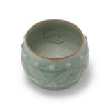 A MOULDED LONGQUAN CELADON ‘PEONY’ DRUM-SHAPED JAR - фото 4