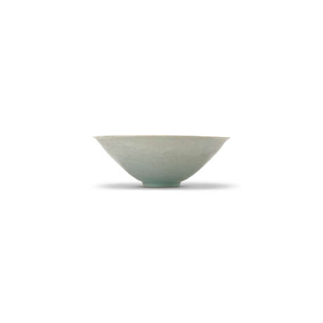 A CARVED QINGBAI ‘LOTUS’ BOWL AND A CARVED QINGBAI ‘FISH’ CONICAL BOWL - фото 4