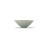 A CARVED QINGBAI ‘LOTUS’ BOWL AND A CARVED QINGBAI ‘FISH’ CONICAL BOWL - Foto 4