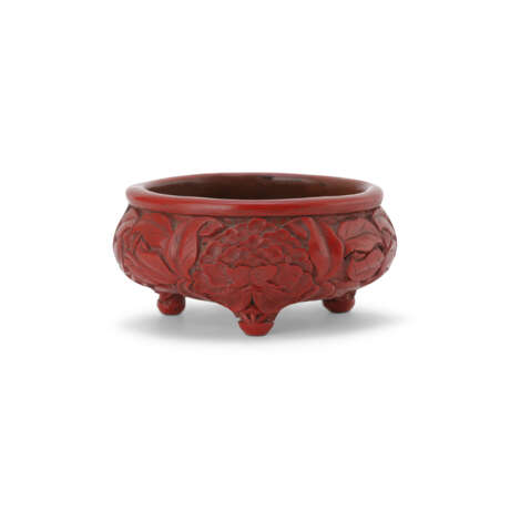 A SMALL METAL-BODIED CARVED CINNABAR LACQUER ‘PEONY’ INCENSE TRIPOD BURNER - фото 1