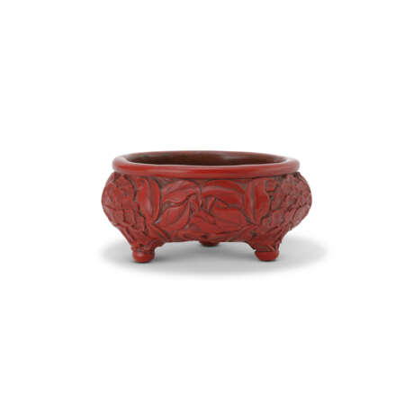 A SMALL METAL-BODIED CARVED CINNABAR LACQUER ‘PEONY’ INCENSE TRIPOD BURNER - Foto 2