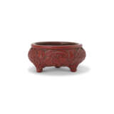 A SMALL METAL-BODIED CARVED CINNABAR LACQUER ‘PEONY’ INCENSE TRIPOD BURNER - Foto 2